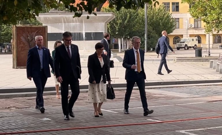 “Perëndimi presion Kurtit”, vizita e Lajçak në Prishtinë, analistët: Shprehje e pakënaqësisë së ndërkombëtarëve