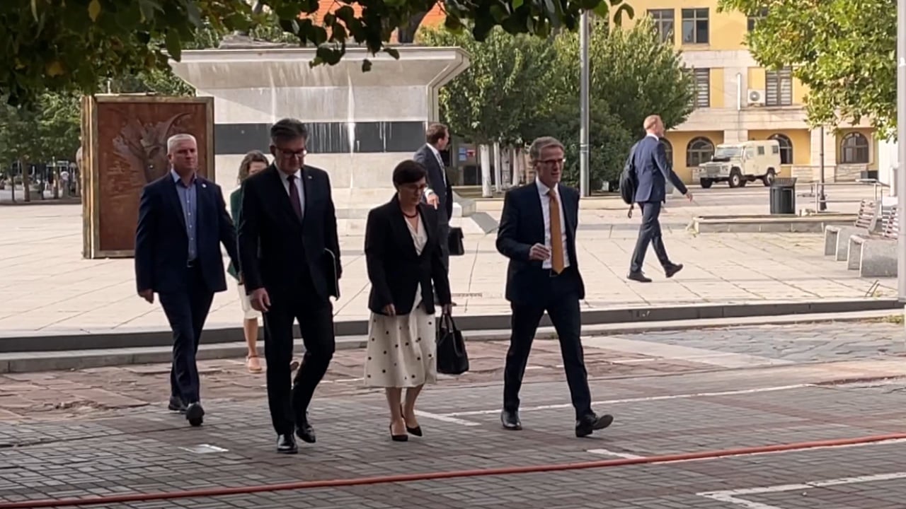 “Perëndimi presion Kurtit”, vizita e Lajçak në Prishtinë, analistët: Shprehje e pakënaqësisë së ndërkombëtarëve