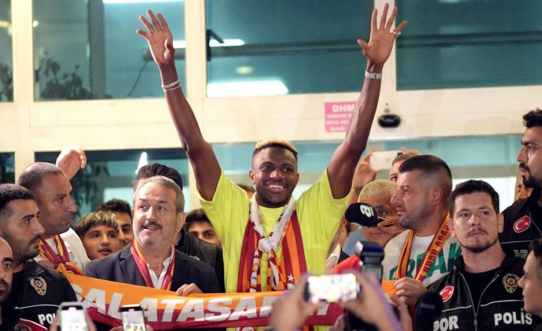 Lëvizje surprizë, Osimhen transferohet te Gallatasari, me mijëra tifozë i rezervuan një pritje të pabesueshme (VIDEO)