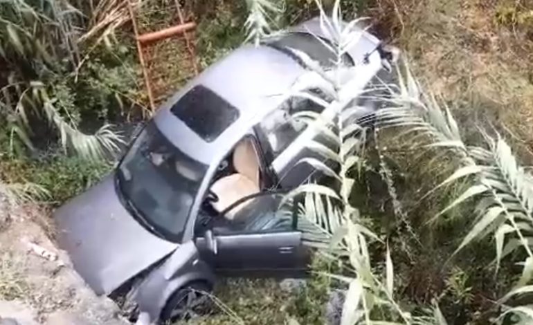 Aksident i rëndë në Ballsh, makina del nga rruga dhe bie në përrua