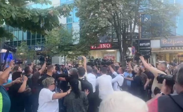 “Vini të presim jashtë, mos u dorëzo”, qindra qytetarë në mbështetje të Salianjit para Policisë së Tiranës									
									 27/09/2024 17:37