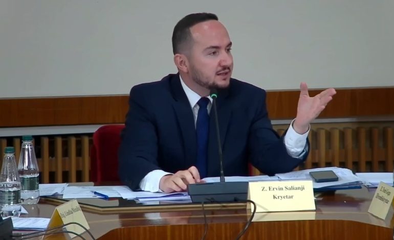“Sill paratë këtu në 2 të natës se i thashë shefit”, Salianji nxjerr në Apel përgjimet e Fredi Alizotit me drejtorin e Policisë: Ka biseda edhe me kreun e grupit të PS