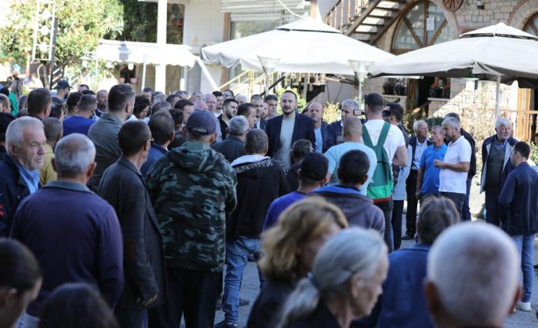 Salianji mbështet protestën e tregtarëve të Belshit, drejtuesi politik i Elbasanit: Nëse problemi nuk zgjidhet, paralajmërojmë bllokimin e rrugës