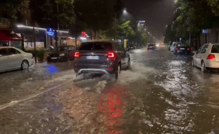 Reshjet e shiut përmbytin Shkodrën, krijohen probleme në qarkullim. Në disa zona nuk ka energji elektrike