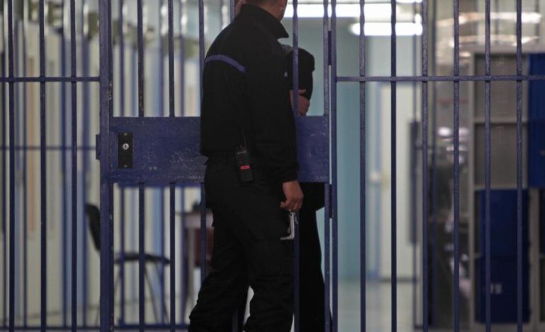 I dënuari shqiptar dhunon rëndë tre gardianë burgu në Francë, njëri prej tyre përfundon me 17 qepje në fytyrë