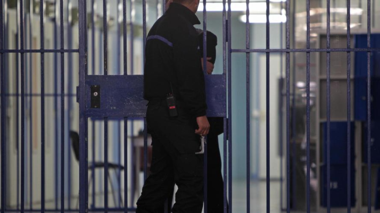 I dënuari shqiptar dhunon rëndë tre gardianë burgu në Francë, njëri prej tyre përfundon me 17 qepje në fytyrë