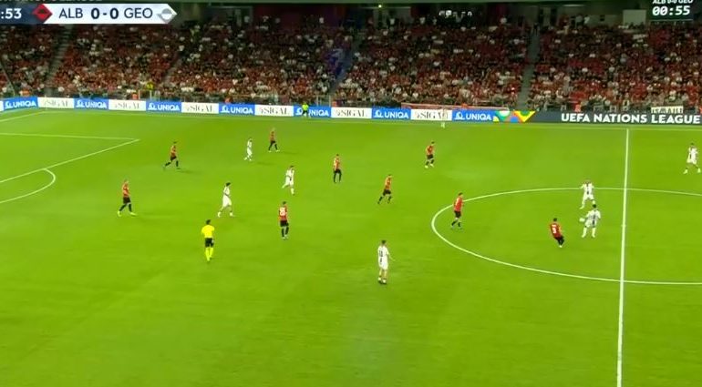 LIVE/ Asllani pa “shënjestër”, mesfushori kuqezi provon nga distanca