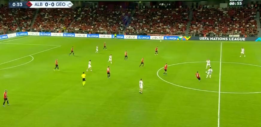 LIVE/ Asllani pa “shënjestër”, mesfushori kuqezi provon nga distanca