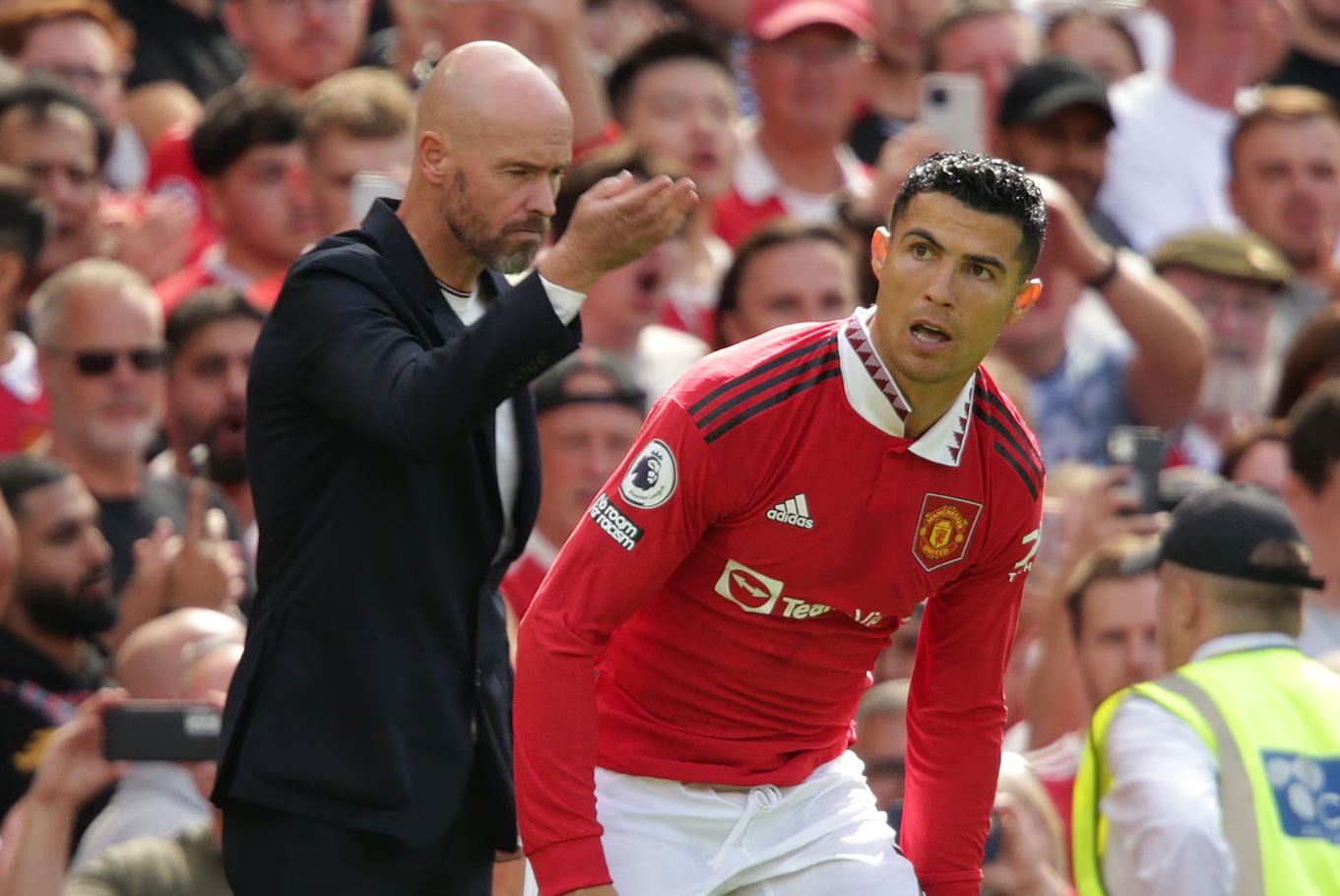 “Të dëgjojë djemtë e shtëpisë”, Ronaldo e sulmoi në distancë, Ten Hag i përgjigjet portugezit: Ai është larg, në Arabinë Saudite