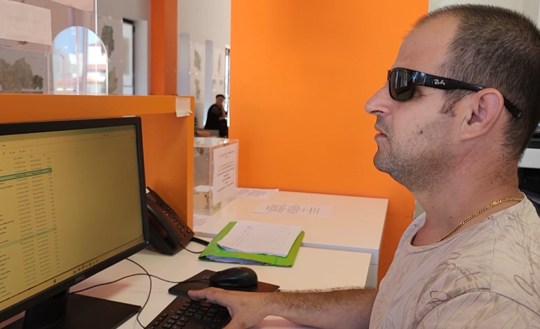 Në punë pas 10 vitesh/ I verbëri me dy fakultete punësohet në shtet: Dita më e bukur e jetës