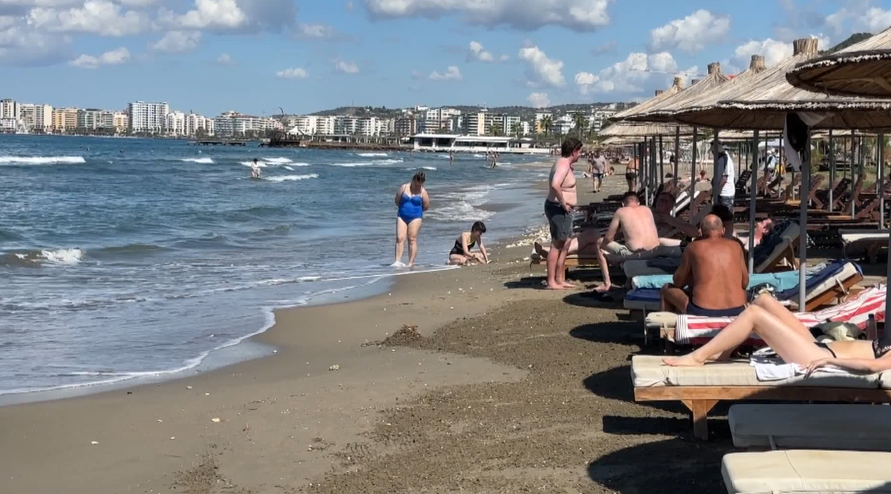 Pushuesit e vjeshtës! Të huajt nuk tremben nga moti, italianët dhe anglezët mbushin Vlorën