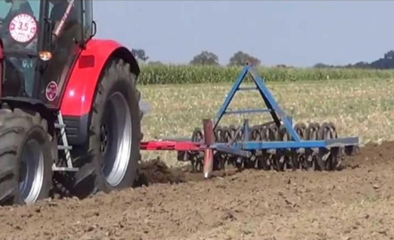 Ishte duke punuar tokën, 61-vjeçari rrëzohet me zetor dhe humb jetën