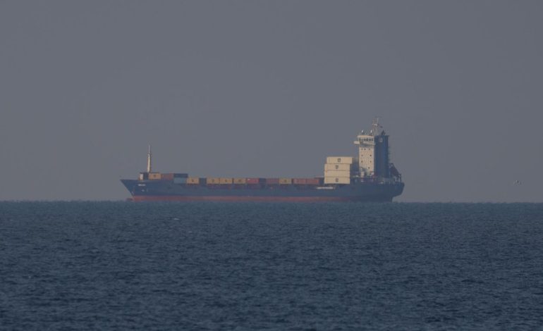 Mbetjet mbetën në det! Anija ende nuk ma marrë lejen për të hyrë në port, po mbahet nën vëzhgim