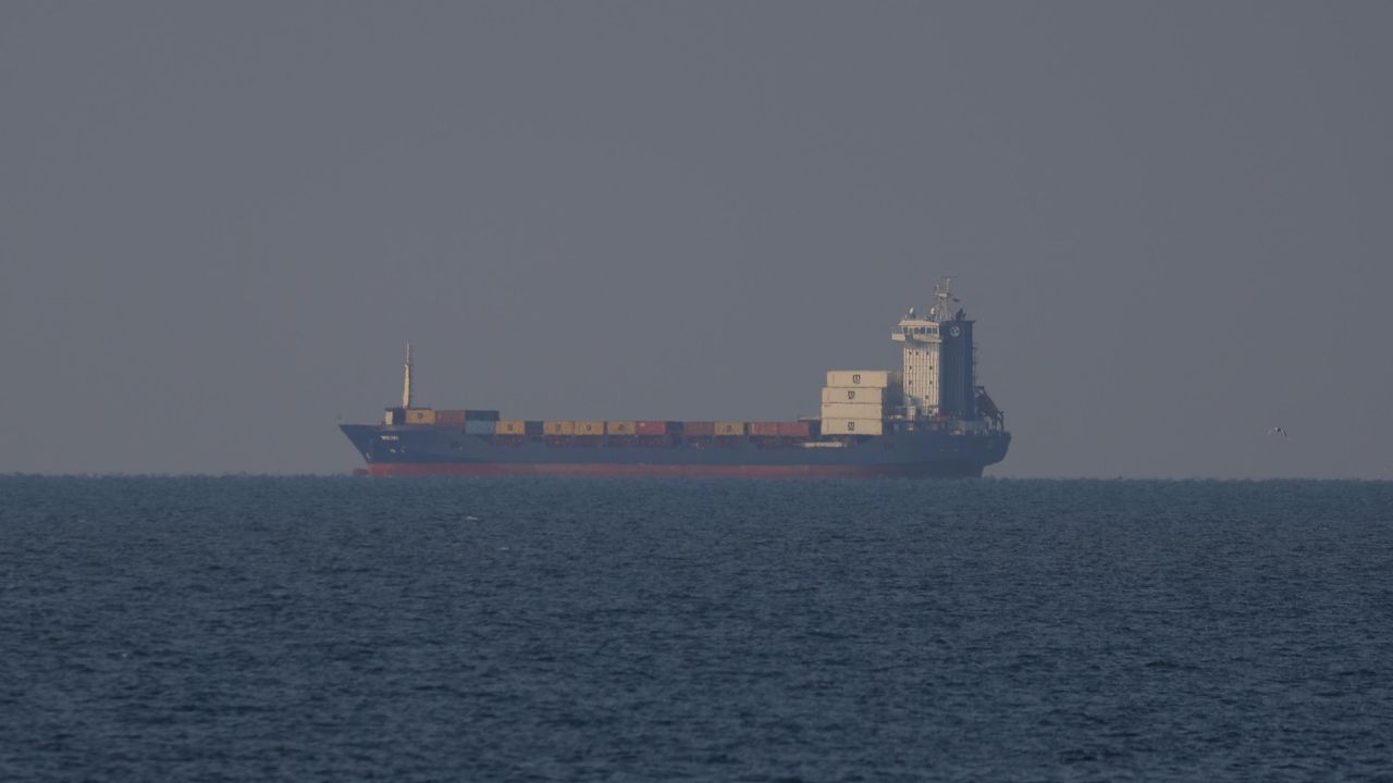 Mbetjet mbetën në det! Anija ende nuk ma marrë lejen për të hyrë në port, po mbahet nën vëzhgim