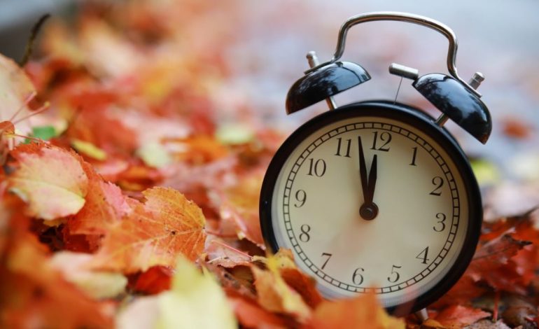 Rikthehet ora dimërore! Akrepat shkojnë një orë pas, më shumë gjumë dhe më pak ditë