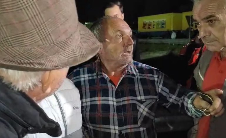 Përshkallëzohet situata në rrethrrotullimin e Rrogozhinës, protestuesit ofendojnë dhe godasin qytetarin