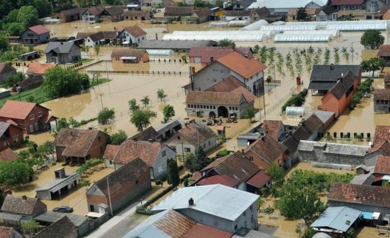 Ballkani përballë përmbytjeve/ Probleme në të gjithë rajonin! Situata më e rëndë në Bosnje, konfirmohen 16 viktima