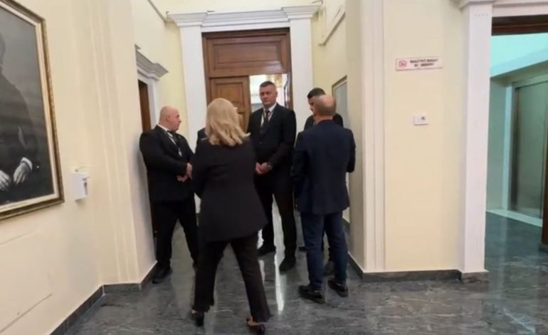 Mziu shtyu Ekonomin në Kuvend, reagojnë deputetet e PS: Ngjarje e shëmtuar dhe e dënueshme, cenon standardet morale