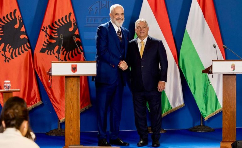 Rama “thyen” rregullin në takimin me Orban: Kam veshur këpucë të zeza të mërzitshme