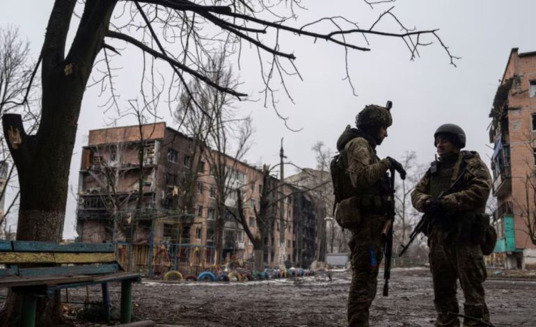 Rusia, sulme të pareshtura ndaj Vuledarit! Tërhiqet ushtria ukrainase, shkatërrohet qyteti