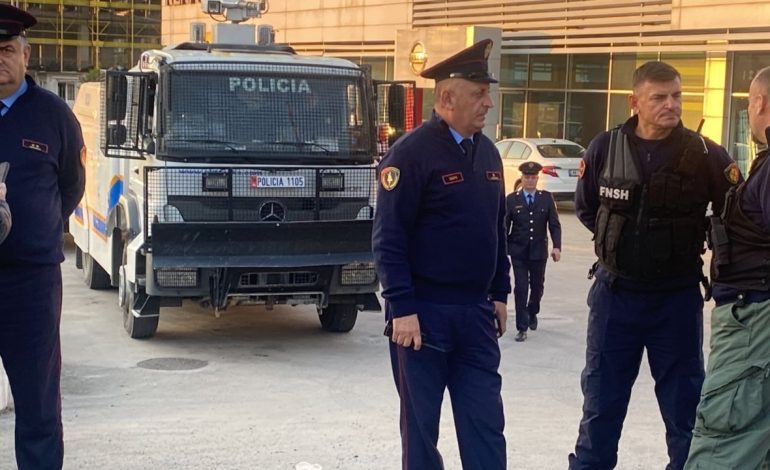 Gjysmë ore para protestës së opozitës/ Si është situata, ‘blindohen’ rreth rrotullimet kryesore në vend, zbarkojnë zjarrfikëse dhe forca policore
