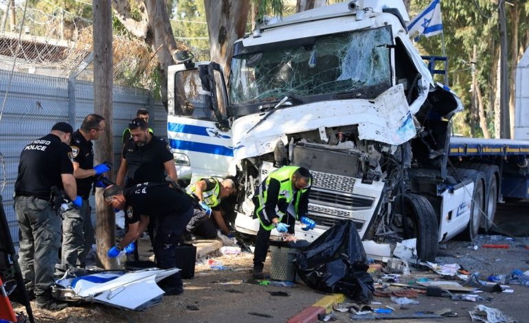 Kamioni përplas autobusin në Tel Aviv, ndërron jetë një person/ Akuzon Izraeli: Sulm i qëllimshëm