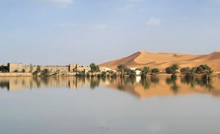 FOTO/ Ndodh për herë të parë pas thuajse 50 vitesh, përmbytet shkretëtira e Saharasë