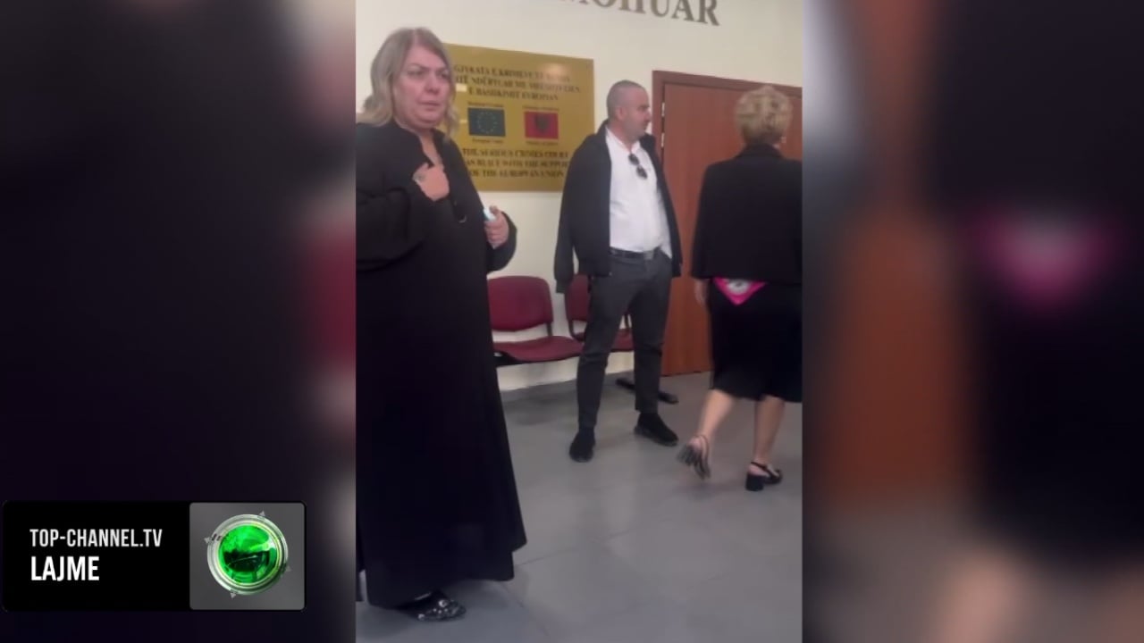 VIDEO/ Kryemadhi provokon në sallën e gjyqit, vendos shallin me logon e PS para se të njihet me masën e sigurisë