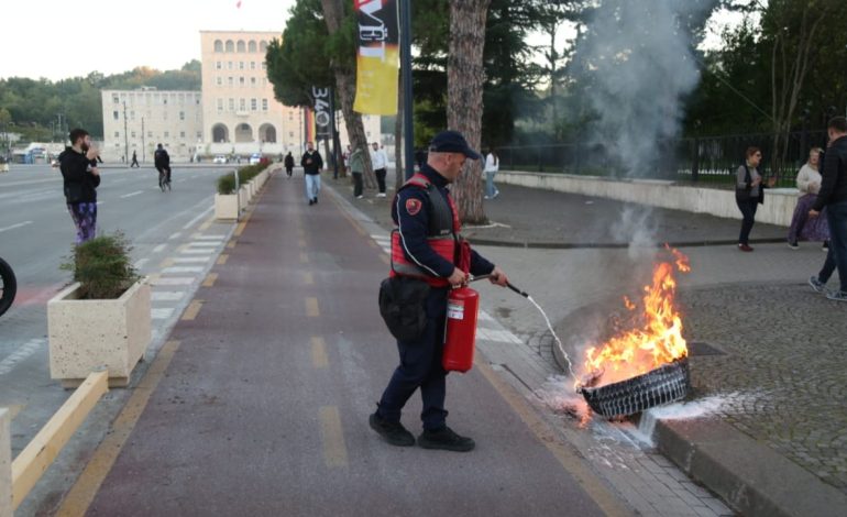 Tubimi i opozitës/ Zjarr para Presidencës, protestuesit i vënë flakën gomës