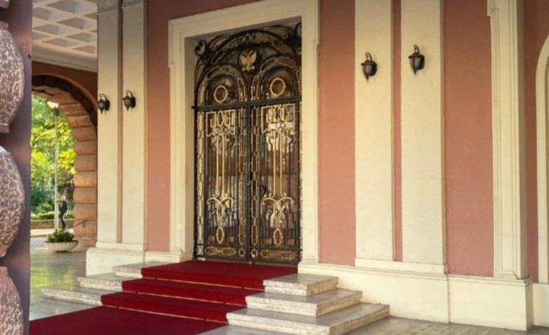 Protesta e opozitës/ Blindohen institucionet shtetërore! Garda dhe forcat “Shqiponja” vendosen në kryesinë e Kuvendit