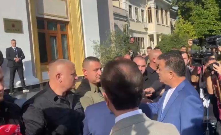 “Po mbroni kriminelët, hapuni, t’ju vijë zor!”, opozita përplaset me Gardën, Noka tenton të çajë gardhin metalik