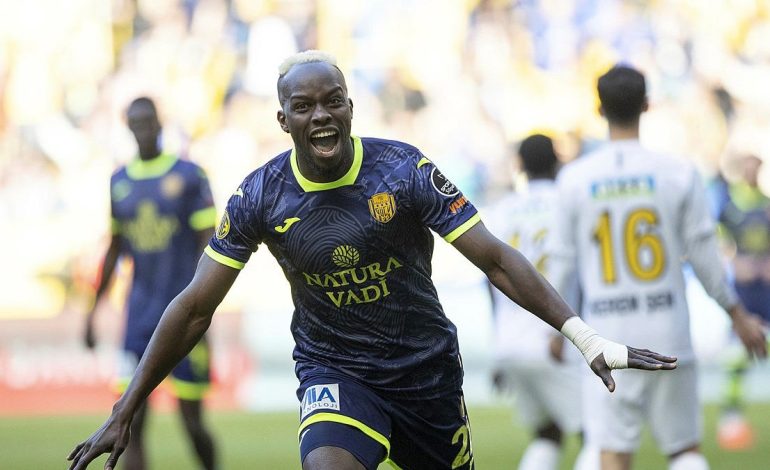 VIDEO/ U shpall golashënuesi më i mirë në Superiore, sulmuesi shënon golin e fitores përballë Arlind Ajetit