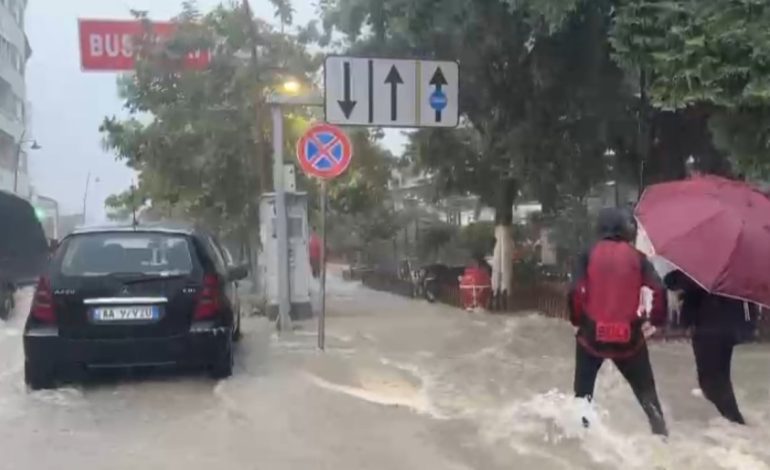Reshjet e dendura të shiut më vend, përmbyten lagjet e qytetit të Vlorës