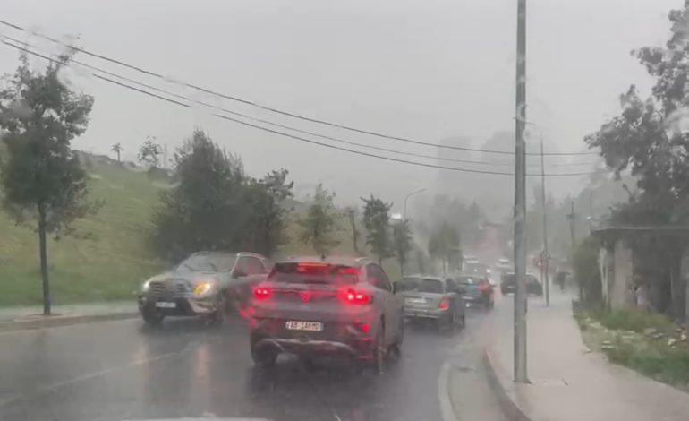 Stuhia ‘pushton’ Shqipërinë! Trafik i rënduar në kryeqytet, makinat qarkullojnë me vështirësi nga reshjet e dendura