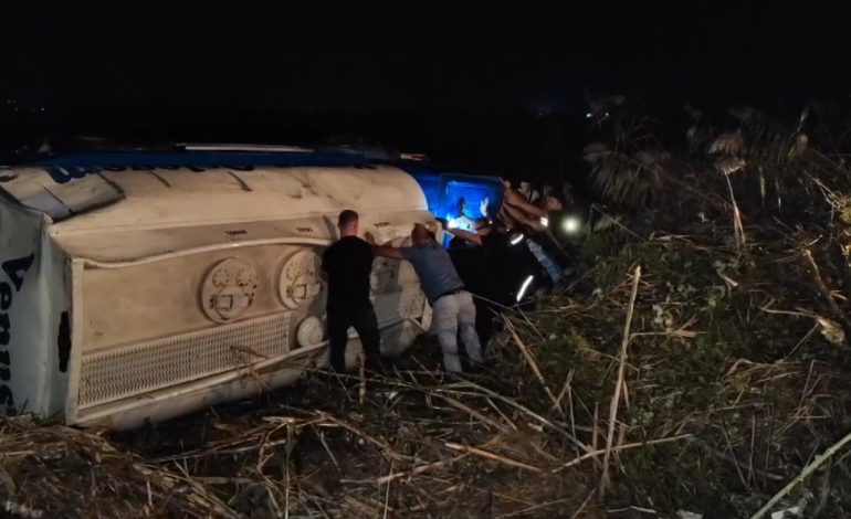 Aksident në aksin Lushnjë-Berat, përmbyset autoboti me karburant, bllokohet brenda shoferi