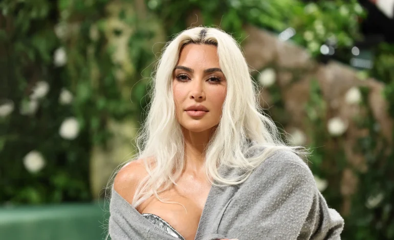 Kim Kardashian merr pjesë në koncertin e kësaj artiste të famshme: E fiksuar pas saj