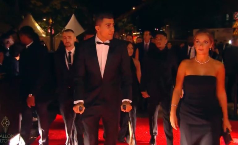 LIVE TOPI I ARTË/ Me paterica dhe krah partneres, pretendenti Rodri mbërrin në ceremoni (VIDEO)