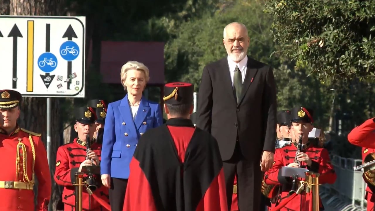 Von der Leyen mbërrin në Tiranë, pritet nga Kryeministri Rama