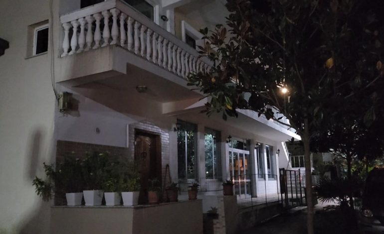 “Harruam mbesën brenda, dolëm me vrap nga frika”, banorët rrëfejnë momentet e tërmetit në Fier: Ishte goditje e fortë