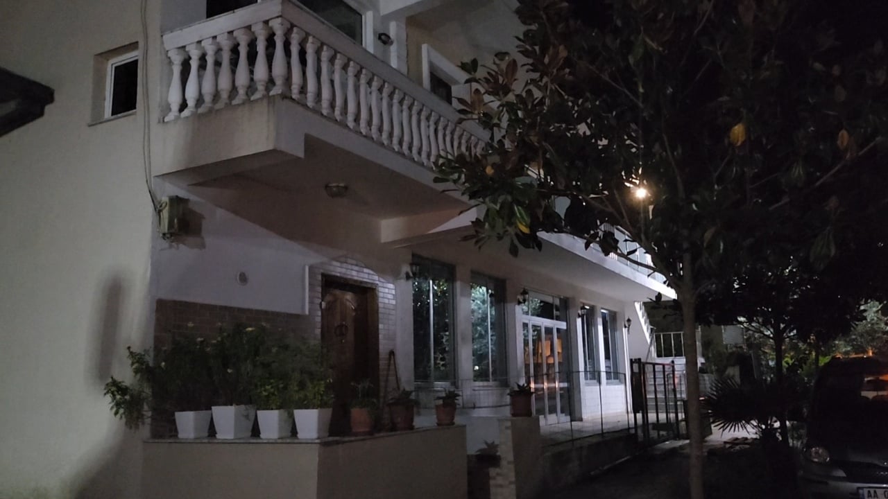 “Harruam mbesën brenda, dolëm me vrap nga frika”, banorët rrëfejnë momentet e tërmetit në Fier: Ishte goditje e fortë