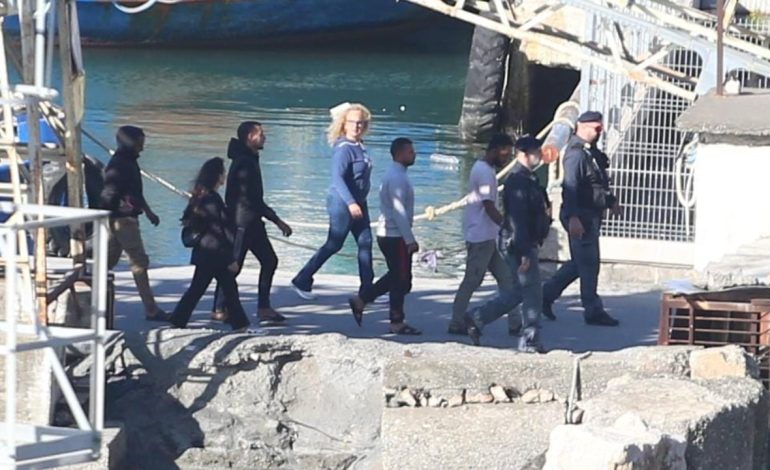 Detajet/ 12 emigrantë shkojnë në Gjadër pas procedurave në qendrën pritëse, 4 kthehen në Itali! Dy ishin të mitur, të tjerët me probleme të rënda shëndetësore