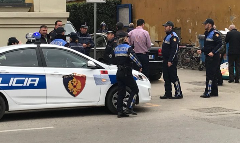 Policia aksion në Korçë, mësyn në 15 banesa! Vihen në pranga disa persona