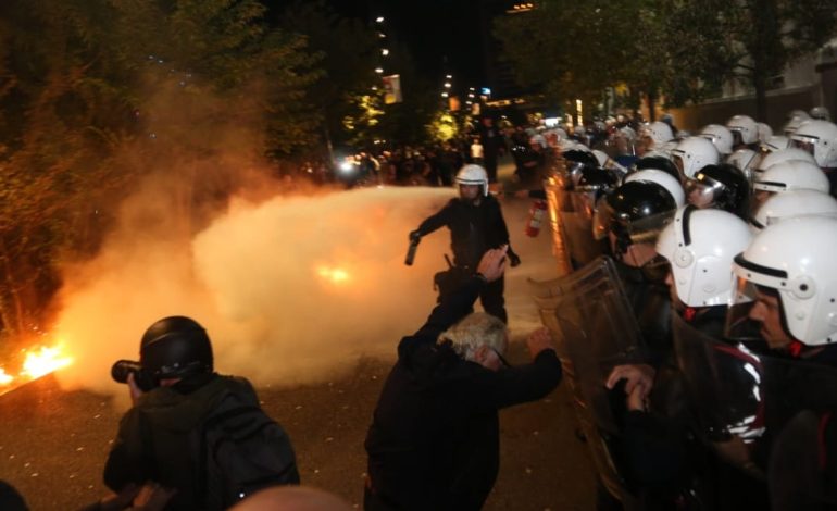 Shpërthimi i molotovëve dhe përplasjet e dhunshme me protestuesit/ 10 policë të plagosur në tubimin e opozitës
