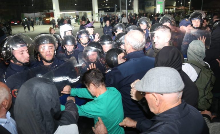 Përplasje me policinë dhe djegie gomash/ Mbyllet pas tri orësh protesta në akset kryesore të vendit, rinis qarkullimi i makinave									
									 29/10/2024 20:05