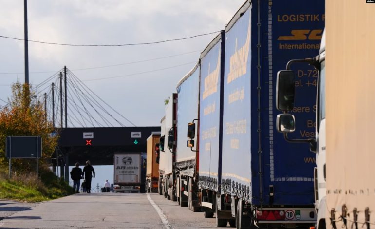 Kosova dhe Serbia hedhin akuza njëra tjetrës, shkak kolona e kamionëve me mallra në anën serbe, Vuçeviç: Po bëjnë gjithçka për…