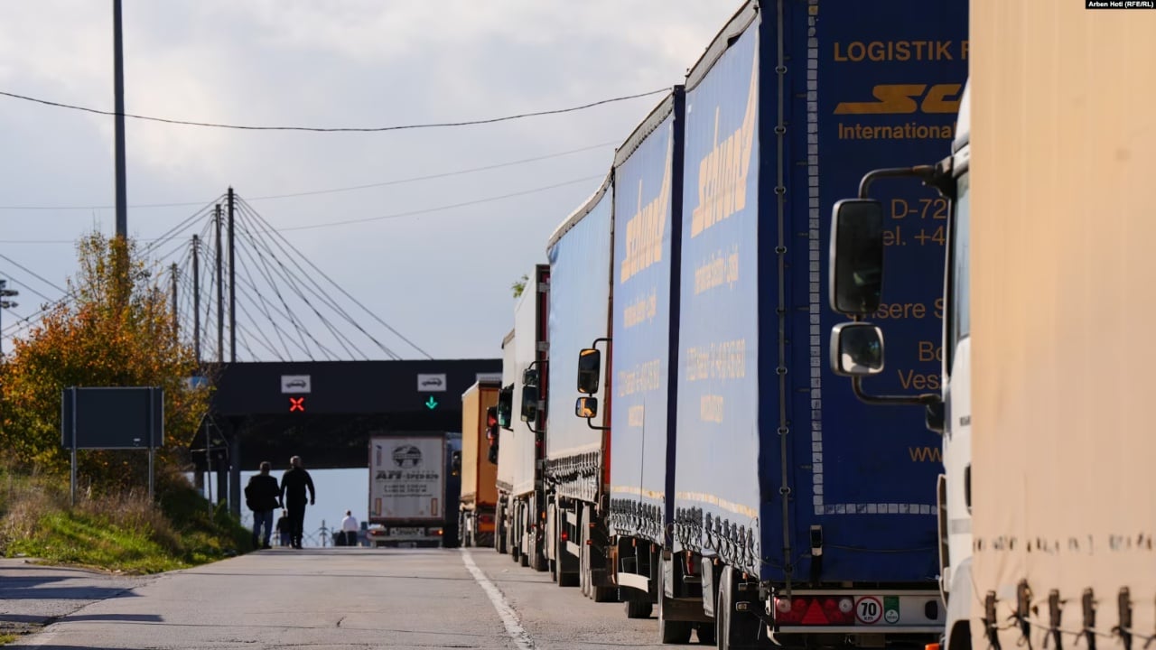 Kosova dhe Serbia hedhin akuza njëra tjetrës, shkak kolona e kamionëve me mallra në anën serbe, Vuçeviç: Po bëjnë gjithçka për…