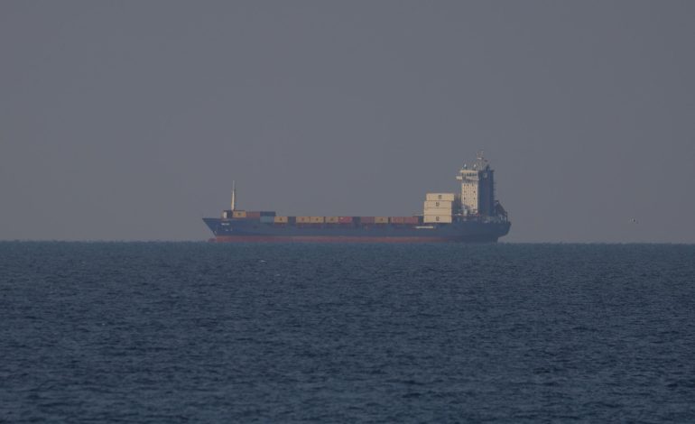 Anija me ‘mbetje të rrezikshme’ lihet në pritje në radën e portit të Durrësit