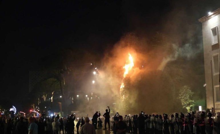 Protesta e PD-së: Molotov dhe përleshje me policinë