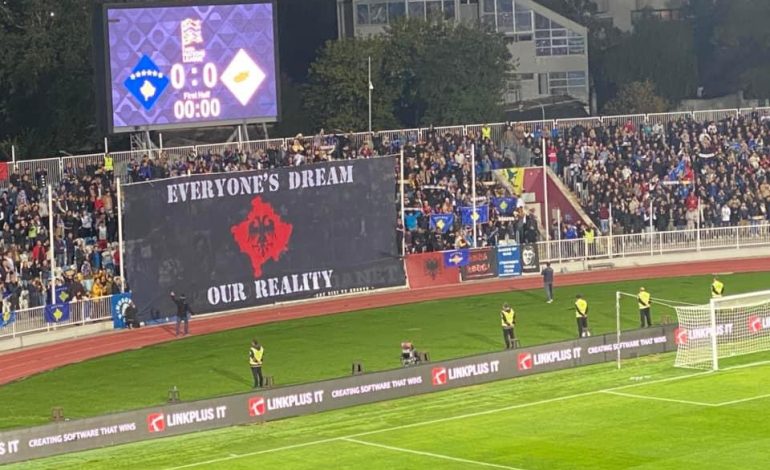 FOTO/ “Ëndrra e të gjithëve, realiteti ynë”, tifozët e Kosovës godasin në “Fadil Vokrri”