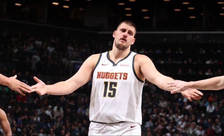 NBA/ Rikthehet Jokiç, “gjigandi” serb udhëheq Denver drejt fitores, fitojnë edhe Golden State pa Curry-n